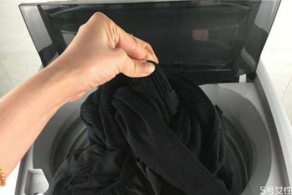 衣服為什么晾完會臭 衣服晾臭了快速解決的方法 衣服為什么晾完會臭 衣服晾臭了快速解決的方法