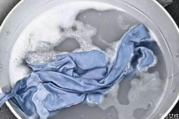 白色涂改液弄到衣服上怎么辦 白色涂改液怎么洗掉 白色涂改液弄到衣服上怎么辦 白色涂改液怎么洗掉