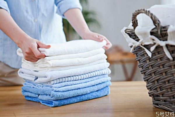 洗衣機(jī)洗衣服都是毛怎么回事 洗衣機(jī)洗衣服粘毛怎么辦