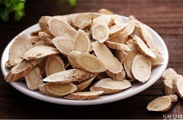 黃芪搭配什么泡酒最好 黃芪泡酒的功效 黃芪搭配什么泡酒最好 黃芪泡酒的功效