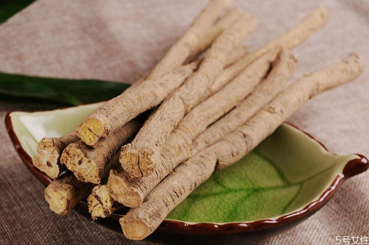 黃芪搭配什么泡酒最好 黃芪泡酒的功效 黃芪搭配什么泡酒最好 黃芪泡酒的功效