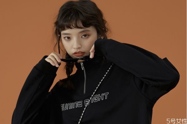 黑色衣服掉浮毛身上都是怎么辦 黑色衣服發(fā)白怎么恢復(fù) 黑色衣服掉浮毛身上都是怎么辦 黑色衣服發(fā)白怎么恢復(fù)