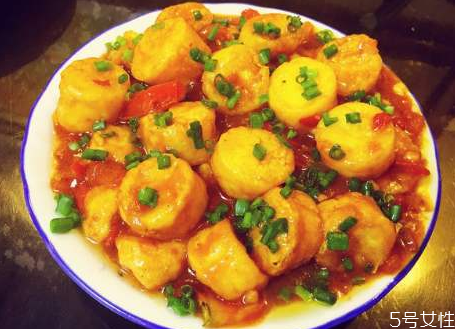 日本豆腐可以直接炸嗎 日本豆腐怎么炸不會(huì)碎 日本豆腐可以直接炸嗎 日本豆腐怎么炸不會(huì)碎