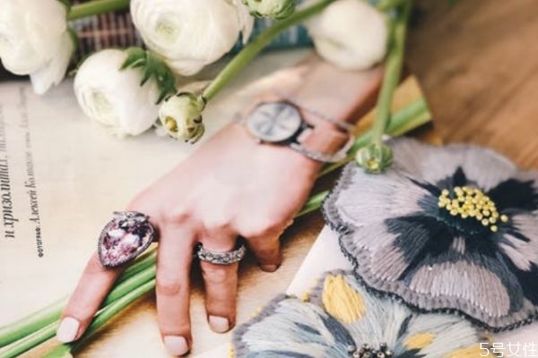 為了掙錢兩地分居值得嗎 結(jié)婚后異地有意義么 為了掙錢兩地分居值得嗎 結(jié)婚后異地有意義么