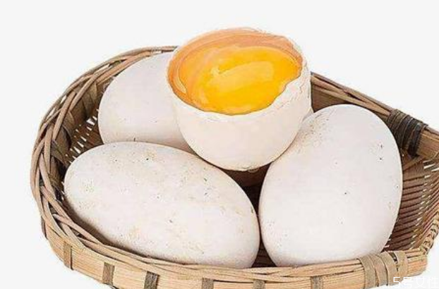 煮熟的鵝蛋蛋清發(fā)黑是怎么回事 鵝蛋是冷水下鍋還是熱水 煮熟的鵝蛋蛋清發(fā)黑是怎么回事 鵝蛋是冷水下鍋還是熱水