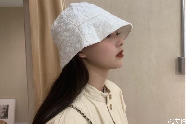 下雨天戴什么帽子好 下雨天戴帽子奇怪嗎 下雨天戴什么帽子好 下雨天戴帽子奇怪嗎