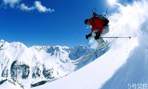 滑雪會曬黑嗎 滑雪臉凍傷了怎么辦 滑雪會曬黑嗎 滑雪臉凍傷了怎么辦