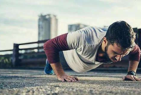 俯臥撐為什么要分組做 做完俯臥撐手抖的原因 俯臥撐為什么要分組做 做完俯臥撐手抖的原因