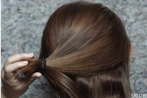 不扎頭發(fā)發(fā)際線會(huì)回去嗎 扎頭發(fā)會(huì)讓發(fā)際線后移嗎
