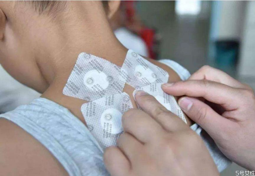 貼三伏貼放屁是怎么回事 白天貼了三伏貼晚上可以洗澡嗎 貼三伏貼放屁是怎么回事 白天貼了三伏貼晚上可以洗澡嗎