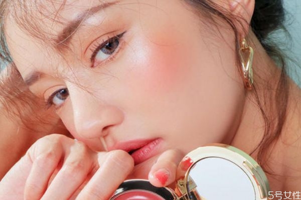 口紅當(dāng)腮紅有害處嗎 為什么口紅不能當(dāng)腮紅 口紅當(dāng)腮紅有害處嗎 為什么口紅不能當(dāng)腮紅