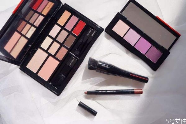 綠色眼影配什么口紅 眼影和口紅的搭配法則 綠色眼影配什么口紅 眼影和口紅的搭配法則