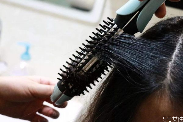 拉直頭發(fā)可以用卷發(fā)棒嗎 頭發(fā)拉直后用卷發(fā)棒會(huì)不直嗎 拉直頭發(fā)可以用卷發(fā)棒嗎 頭發(fā)拉直后用卷發(fā)棒會(huì)不直嗎