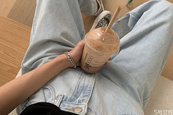 女生牛仔褲襠部的拉鏈是干什么用的 牛仔褲配外套好看 女生牛仔褲襠部的拉鏈是干什么用的 牛仔褲配外套好看