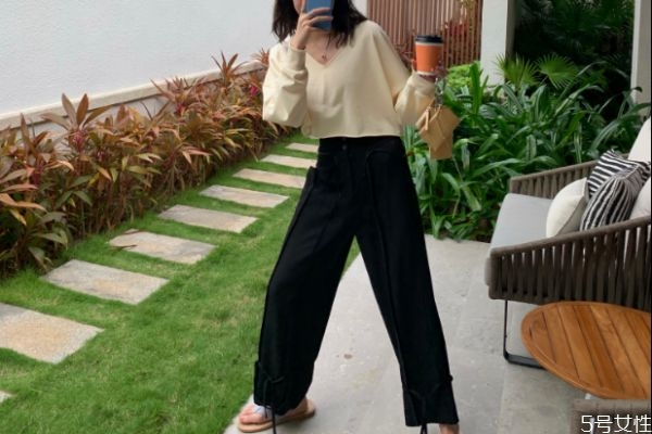 衛(wèi)衣搭配闊腿褲好看嗎 闊腿褲怎么卷好看 衛(wèi)衣搭配闊腿褲好看嗎 闊腿褲怎么卷好看