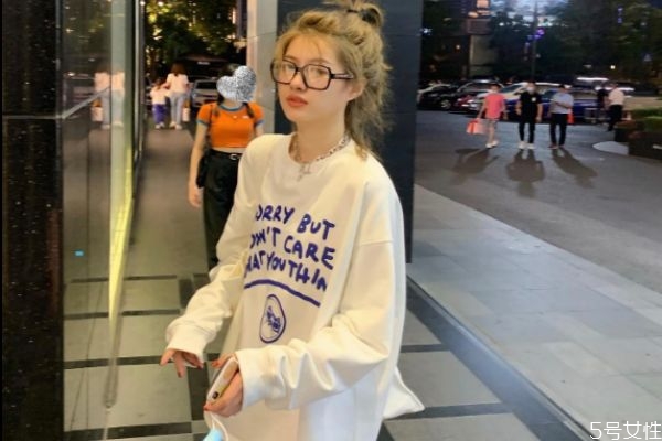 長款衛(wèi)衣怎么搭配 中長款衛(wèi)衣下面搭配什么 長款衛(wèi)衣怎么搭配 中長款衛(wèi)衣下面搭配什么