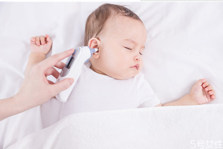 寶寶睡覺腳總彎曲正常嗎 寶寶睡覺腳總交叉是怎么回事 寶寶睡覺腳總彎曲正常嗎 寶寶睡覺腳總交叉是怎么回事