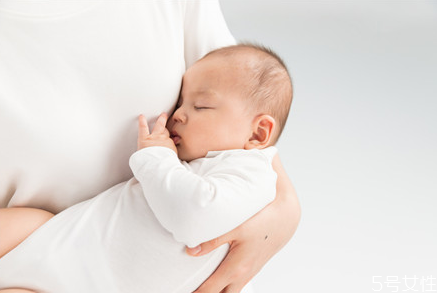 寶寶睡覺腳總彎曲正常嗎 寶寶睡覺腳總交叉是怎么回事 寶寶睡覺腳總彎曲正常嗎 寶寶睡覺腳總交叉是怎么回事
