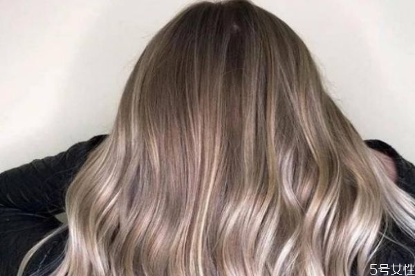 頭發(fā)漂染后干枯毛躁怎么辦 漂過的頭發(fā)只能剪掉么 頭發(fā)漂染后干枯毛躁怎么辦 漂過的頭發(fā)只能剪掉么