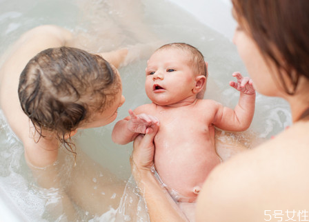 新生兒感冒可以洗澡嗎 新生兒洗澡有什么好處 新生兒感冒可以洗澡嗎 新生兒洗澡有什么好處