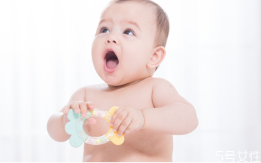 新生兒晚上親喂還是瓶喂 親喂和瓶喂哪個更不容易脹氣 新生兒晚上親喂還是瓶喂 親喂和瓶喂哪個更不容易脹氣