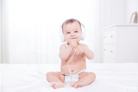 新生兒晚上親喂還是瓶喂 親喂和瓶喂哪個更不容易脹氣 新生兒晚上親喂還是瓶喂 親喂和瓶喂哪個更不容易脹氣