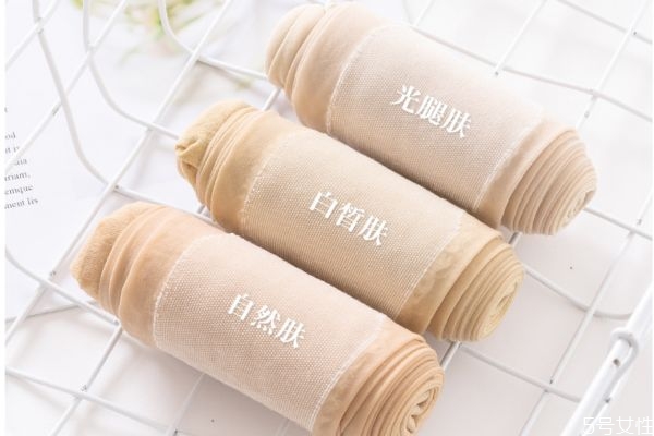 ?夏天穿肉色絲襪能防曬嗎 穿絲襪還要涂防曬霜嗎 ?夏天穿肉色絲襪能防曬嗎 穿絲襪還要涂防曬霜嗎