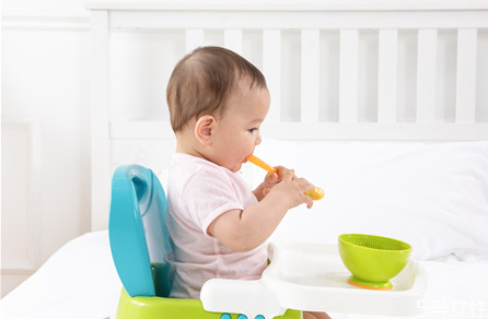 嬰兒咳嗽會(huì)變成肺炎嗎 嬰兒咳嗽的癥狀 嬰兒咳嗽會(huì)變成肺炎嗎 嬰兒咳嗽的癥狀