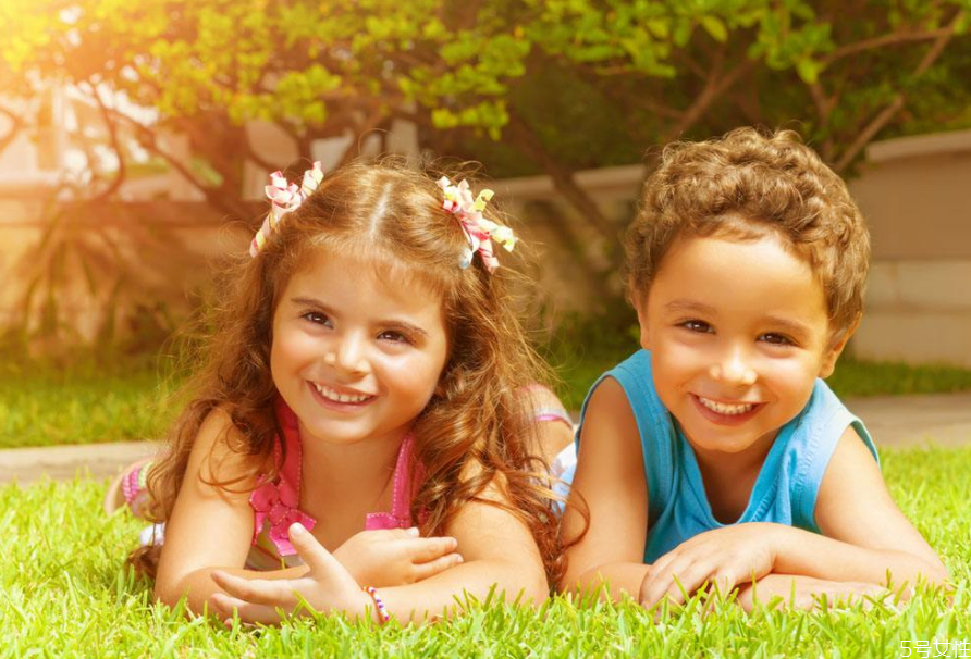 6歲前孩子聰明的表現(xiàn) 0-6歲幼兒養(yǎng)育關(guān)鍵要點(diǎn)是什么 6歲前孩子聰明的表現(xiàn) 0-6歲幼兒養(yǎng)育關(guān)鍵要點(diǎn)是什么