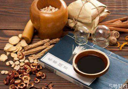 為什么要用砂鍋熬中藥 砂鍋熬藥要不要蓋蓋子