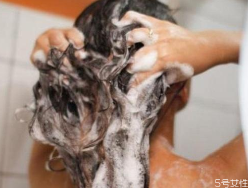洗衣粉能洗頭發(fā)嗎 用洗衣粉洗頭發(fā)會怎樣
