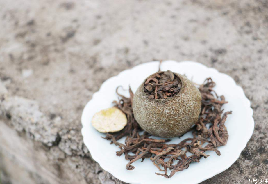 小青柑外面一層白色是發(fā)霉了嗎 小青柑長(zhǎng)白霜原因 小青柑外面一層白色是發(fā)霉了嗎 小青柑長(zhǎng)白霜原因