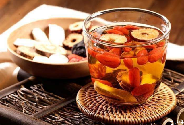 枸杞能和冰糖一起泡嗎 枸杞和冰糖泡在一起有什么功效 枸杞能和冰糖一起泡嗎 枸杞和冰糖泡在一起有什么功效