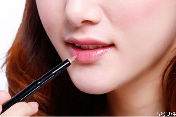 潤唇膏和唇部打底有什么區(qū)別 護(hù)唇膏和潤唇膏一樣嗎 潤唇膏和唇部打底有什么區(qū)別 護(hù)唇膏和潤唇膏一樣嗎