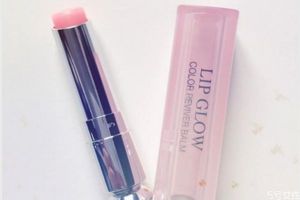 變色潤(rùn)唇膏晚上睡覺(jué)可以涂嗎 變色唇膏對(duì)身體有害嗎 變色潤(rùn)唇膏晚上睡覺(jué)可以涂嗎 變色唇膏對(duì)身體有害嗎