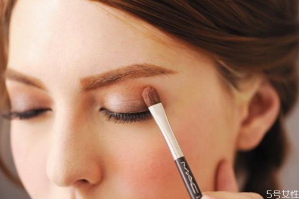 眼影亮粉怎么涂抹自然 眼影亮粉怎么用 眼影亮粉怎么涂抹自然 眼影亮粉怎么用