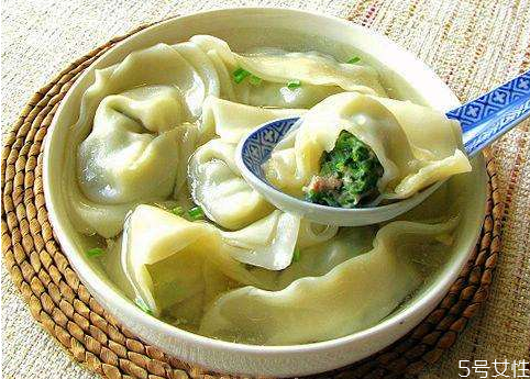 餛飩熱水煮還是冷水煮 餛飩怎么煮皮不容易破 餛飩熱水煮還是冷水煮 餛飩怎么煮皮不容易破