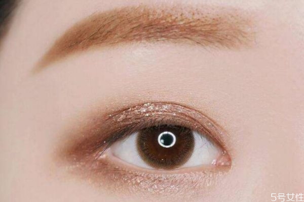 眼影亮粉怎么洗掉 眼影的小細閃怎么卸不掉 眼影亮粉怎么洗掉 眼影的小細閃怎么卸不掉