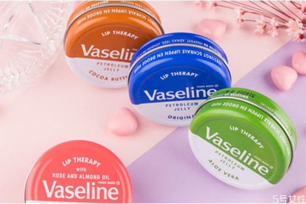 凡士林潤唇膏干裂能涂嗎 凡士林潤唇膏用什么涂 凡士林潤唇膏干裂能涂嗎 凡士林潤唇膏用什么涂