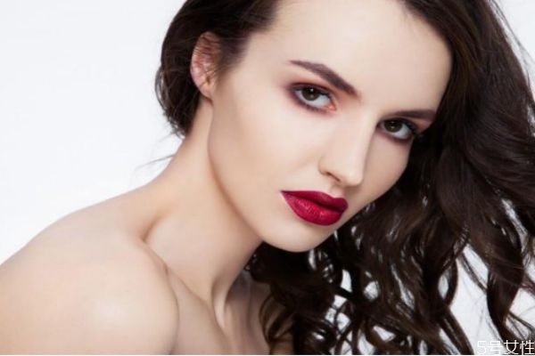 眼影亮粉怎么洗掉 眼影的小細閃怎么卸不掉 眼影亮粉怎么洗掉 眼影的小細閃怎么卸不掉