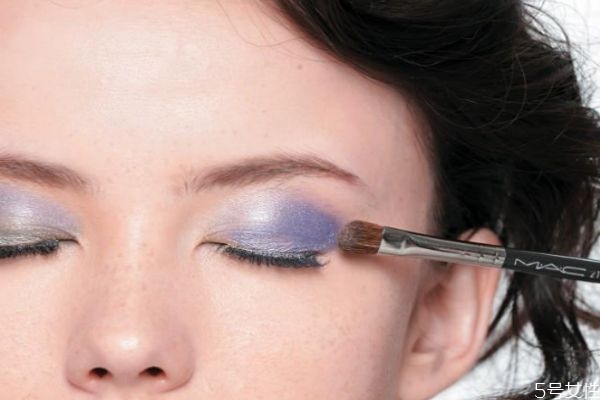 眼影亮粉怎么涂抹自然 眼影亮粉怎么用 眼影亮粉怎么涂抹自然 眼影亮粉怎么用