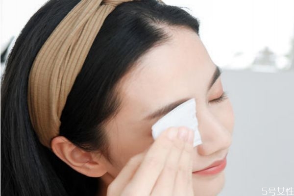 一般卸妝水可不可以卸全臉 臉部卸妝有什么需要注意的 一般卸妝水可不可以卸全臉 臉部卸妝有什么需要注意的