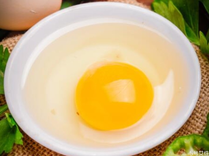 雞蛋和糖一起吃會中毒嗎 雞蛋黃有點(diǎn)綠還能吃嗎 雞蛋和糖一起吃會中毒嗎 雞蛋黃有點(diǎn)綠還能吃嗎