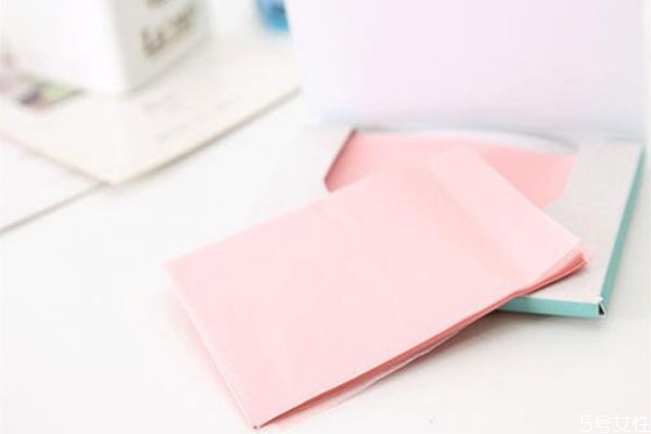 可伶可俐吸油紙打開(kāi)方式 可伶可俐吸油紙藍(lán)粉區(qū)別