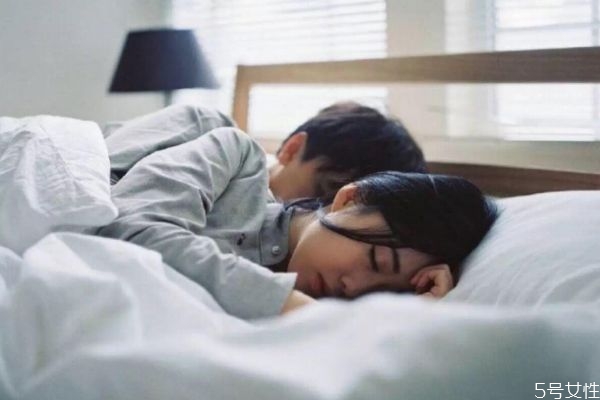 情侶交往多久適合發(fā)生性行為 情侶一起睡覺男生能忍住嗎 情侶交往多久適合發(fā)生性行為 情侶一起睡覺男生能忍住嗎