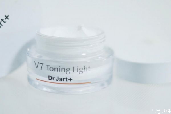 長(zhǎng)時(shí)間用素顏霜可以變白嗎 過(guò)期素顏霜用了會(huì)爛臉嗎