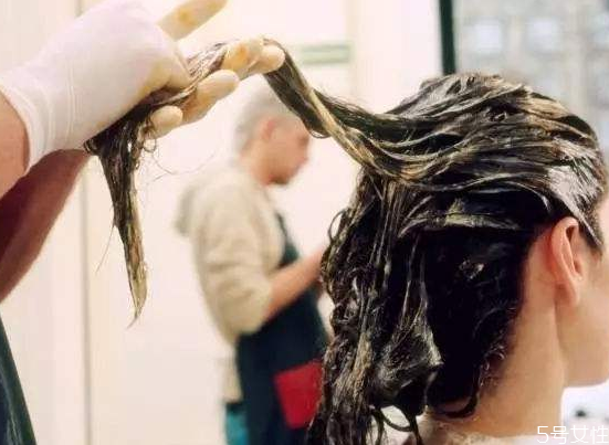 染過黑色的頭發(fā)再染什么顏色容易上色 染黑后想換顏色怎么辦 染過黑色的頭發(fā)再染什么顏色容易上色 染黑后想換顏色怎么辦