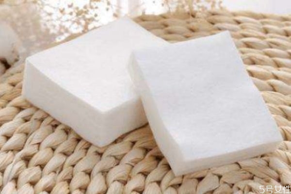 化妝棉可以用來(lái)洗臉嗎 化妝棉去黑頭怎么使用 化妝棉可以用來(lái)洗臉嗎 化妝棉去黑頭怎么使用