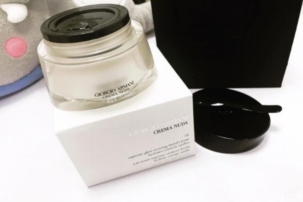 面霜和素顏霜的區(qū)別 亮顏霜就是素顏霜嗎 面霜和素顏霜的區(qū)別 亮顏霜就是素顏霜嗎