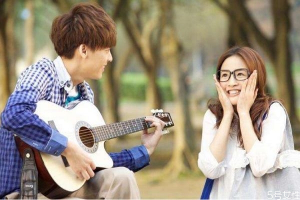 女生會(huì)和不喜歡的人約會(huì)嗎 小動(dòng)作證明女生喜歡你 女生會(huì)和不喜歡的人約會(huì)嗎 小動(dòng)作證明女生喜歡你